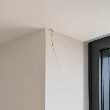 How does the mechanism of insurance for construction defects work in Saudi Arabia?